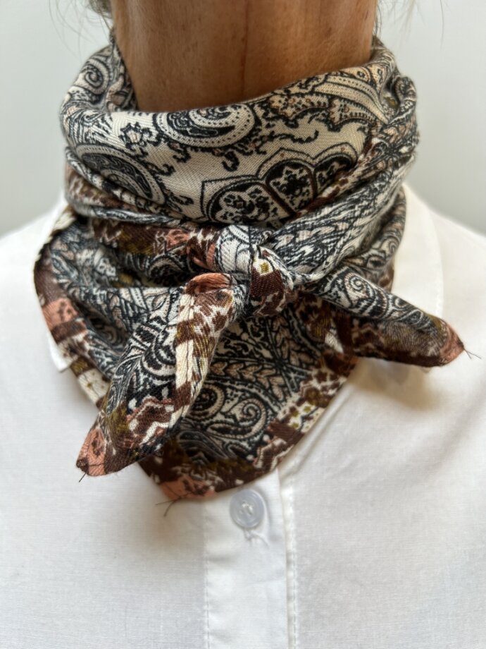 THREE M - Scarves 25i190 (68RZW156) THREE M - Scarves 25i190 (68RZW156)