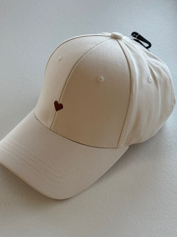 THREE M - Cap with heart
